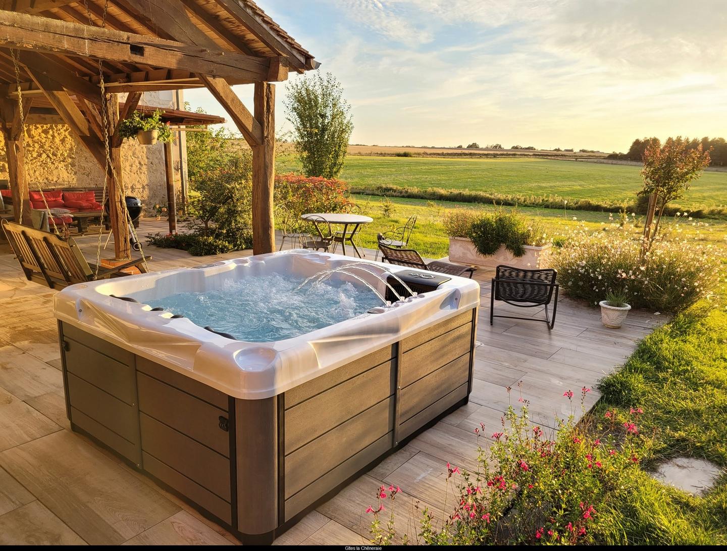 Jacuzzi au coeur de la campagne sur une terrasse privative