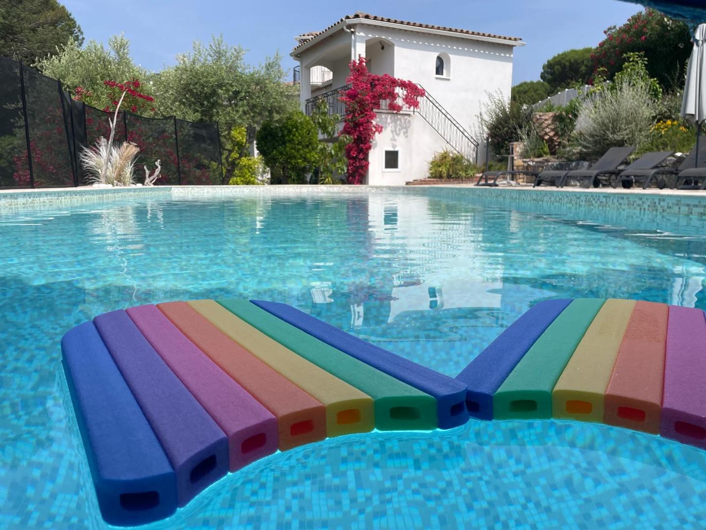 Moments de détente au bord de la piscine