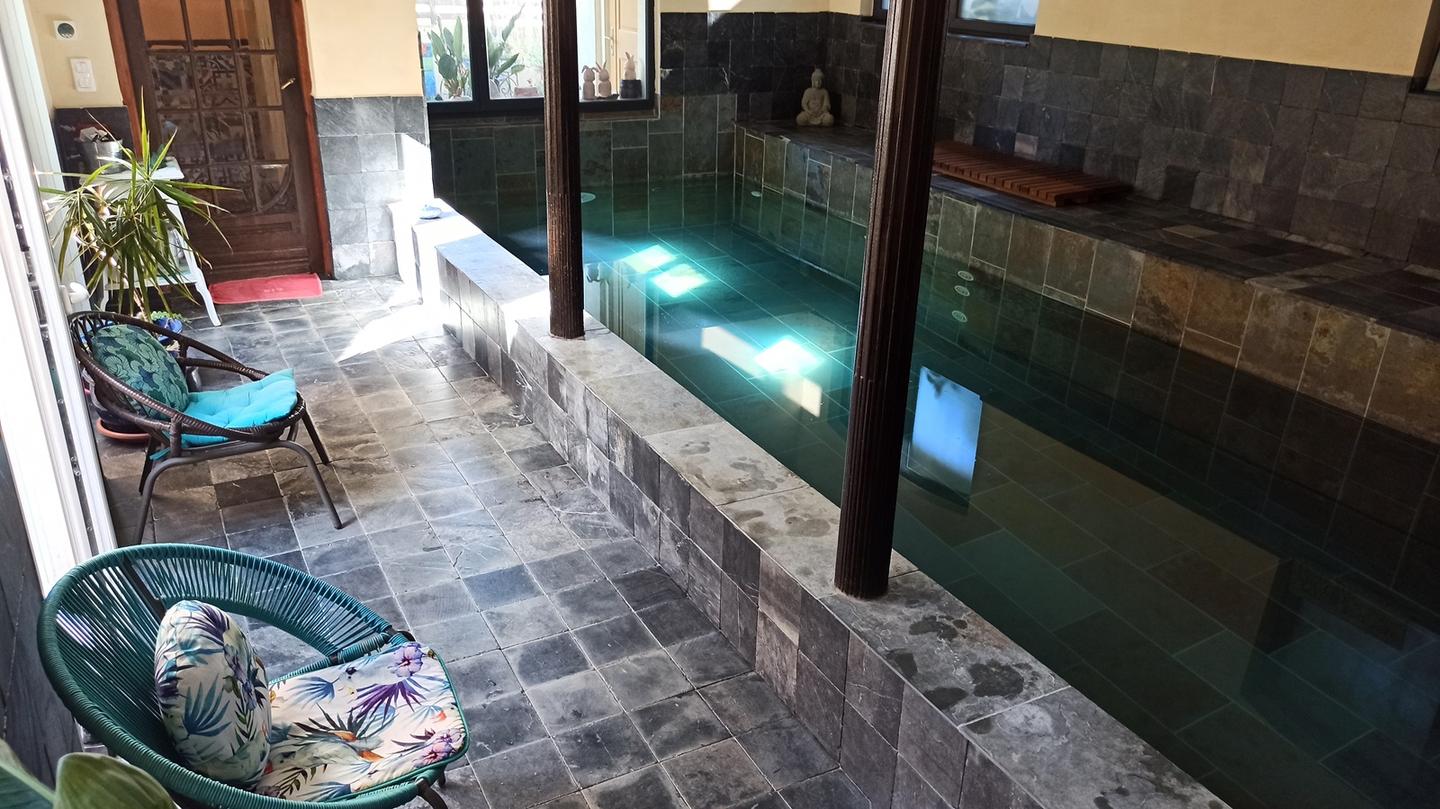 piscine intérieure en pierre , eau salée, chauffée toute l'année