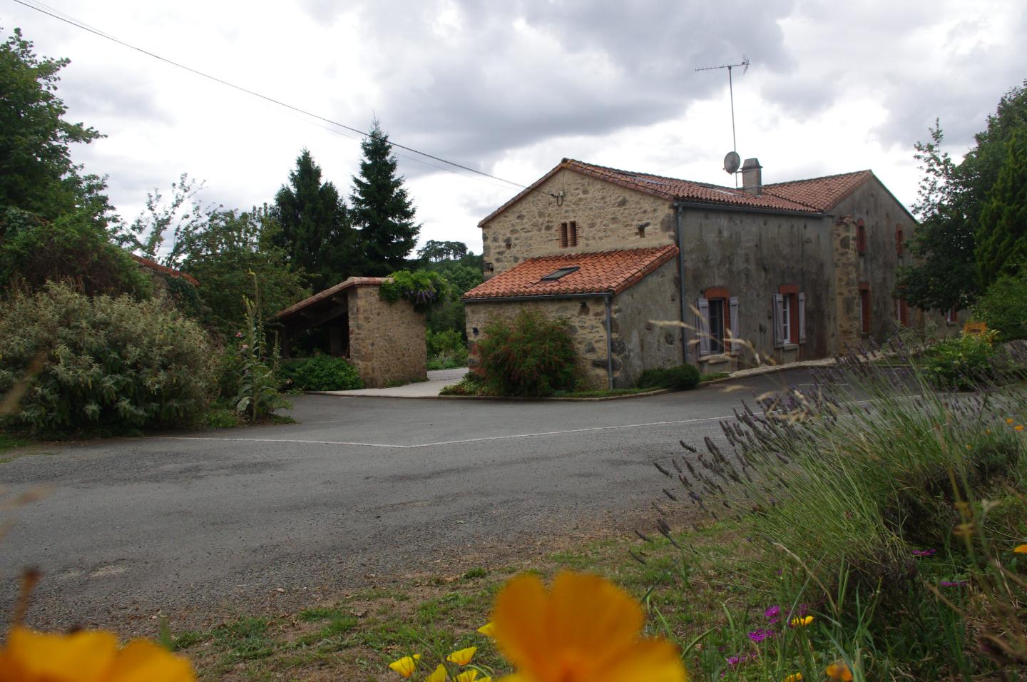 La campagne s'offre à vous, vous êtes au milieu des prés.