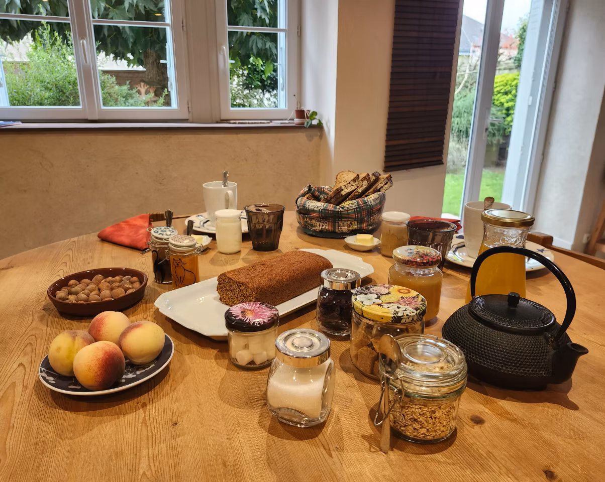 Petit-déjeuner fait maison et copieux