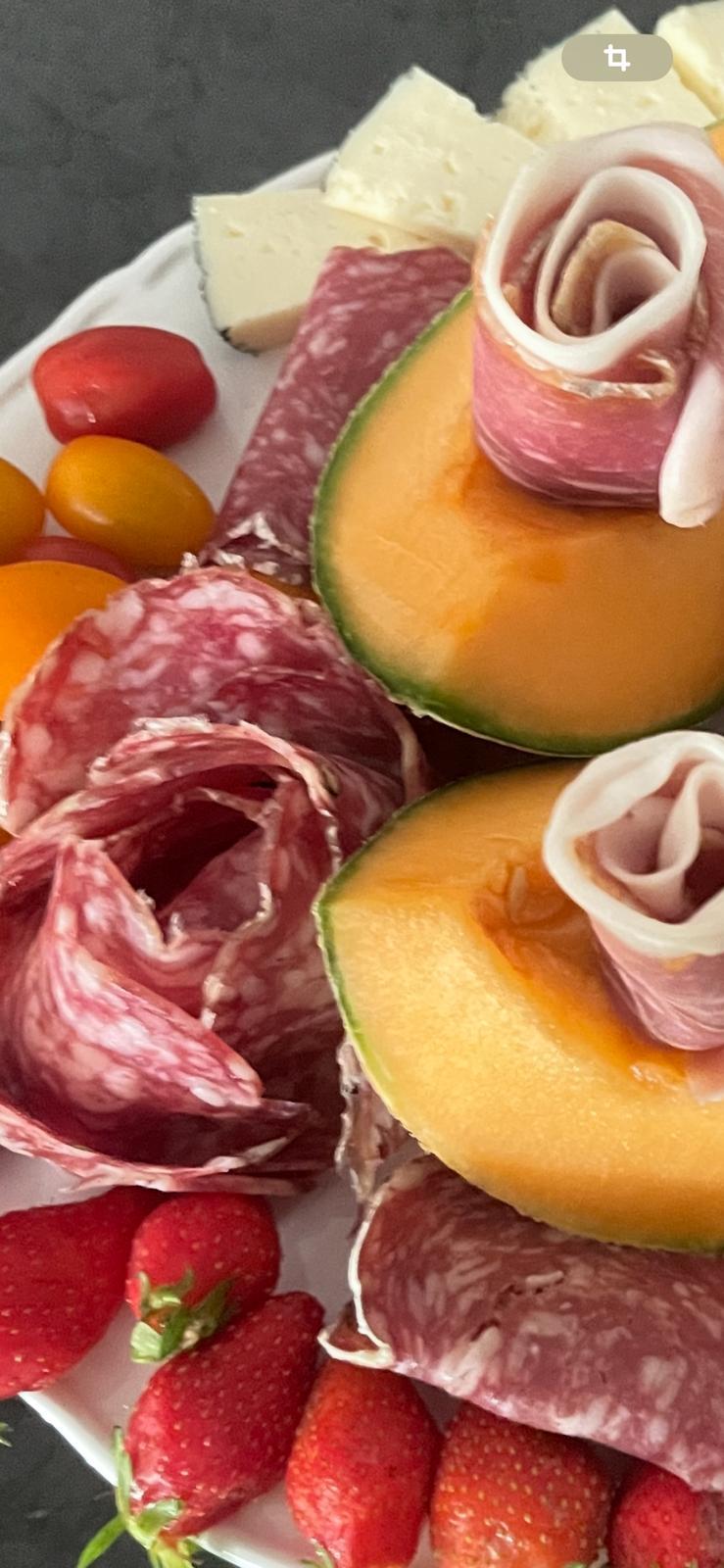 Planche de charcuteries, fromages, crudités et fruits de saison