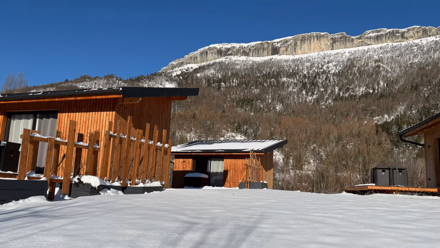 Au pied du massif de Céüse, avec les Écrins et l'Ubaye en toile de fond