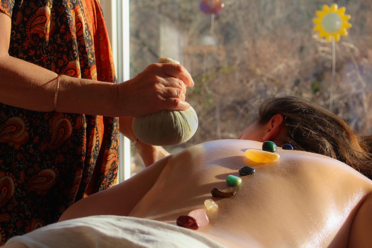 Massage traditionnel relaxant ayurvédique aux huiles chaudes