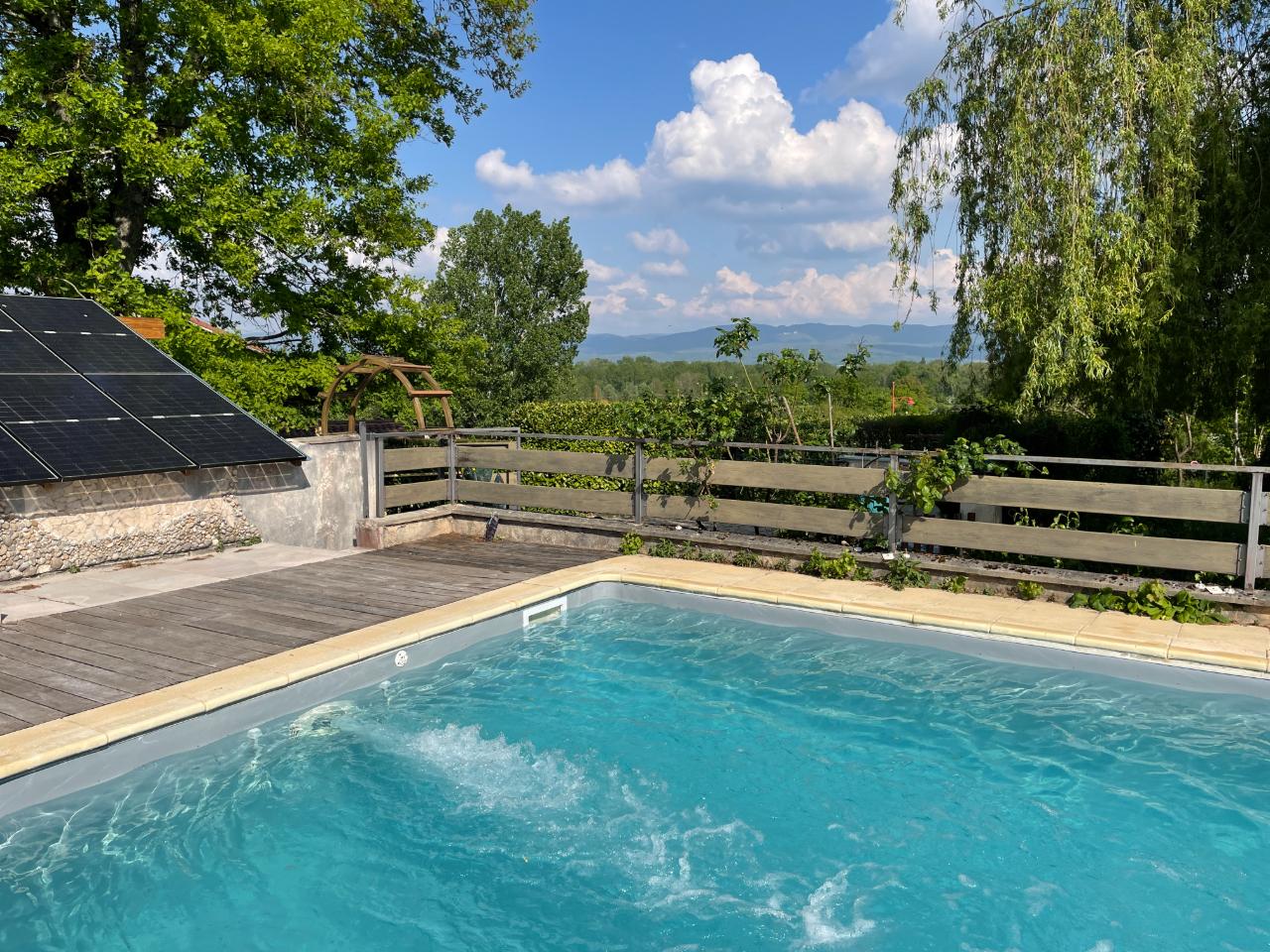Piscine abritée chauffée avec nage à contre courant et aquabike.