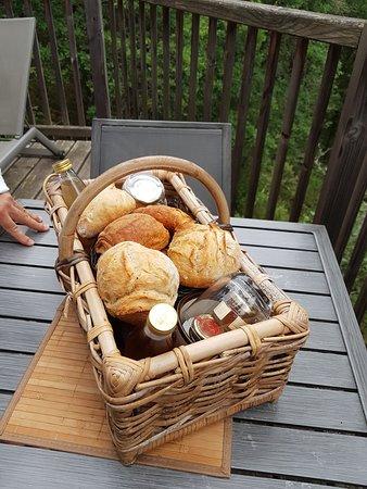 Petit déjeuner déposé devant votre lodge