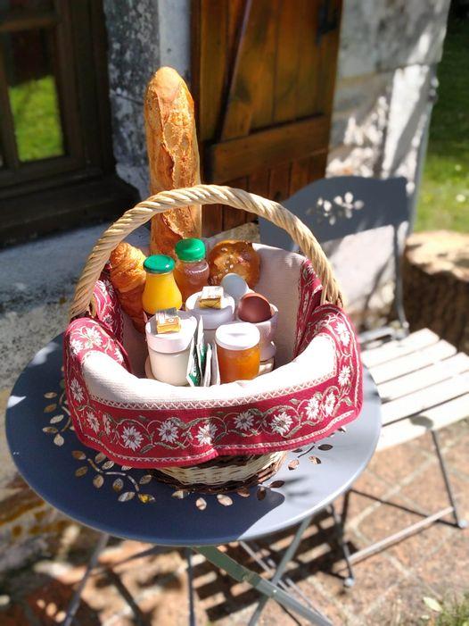 Petit déjeuner maison avec nos produits et le pain du boulanger