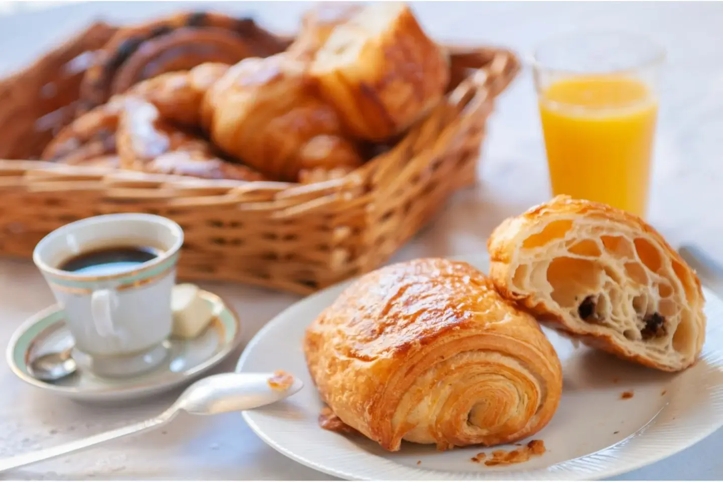 Un petit-déjeuner aux saveurs locales, où chaque bouchée raconte le terroir.