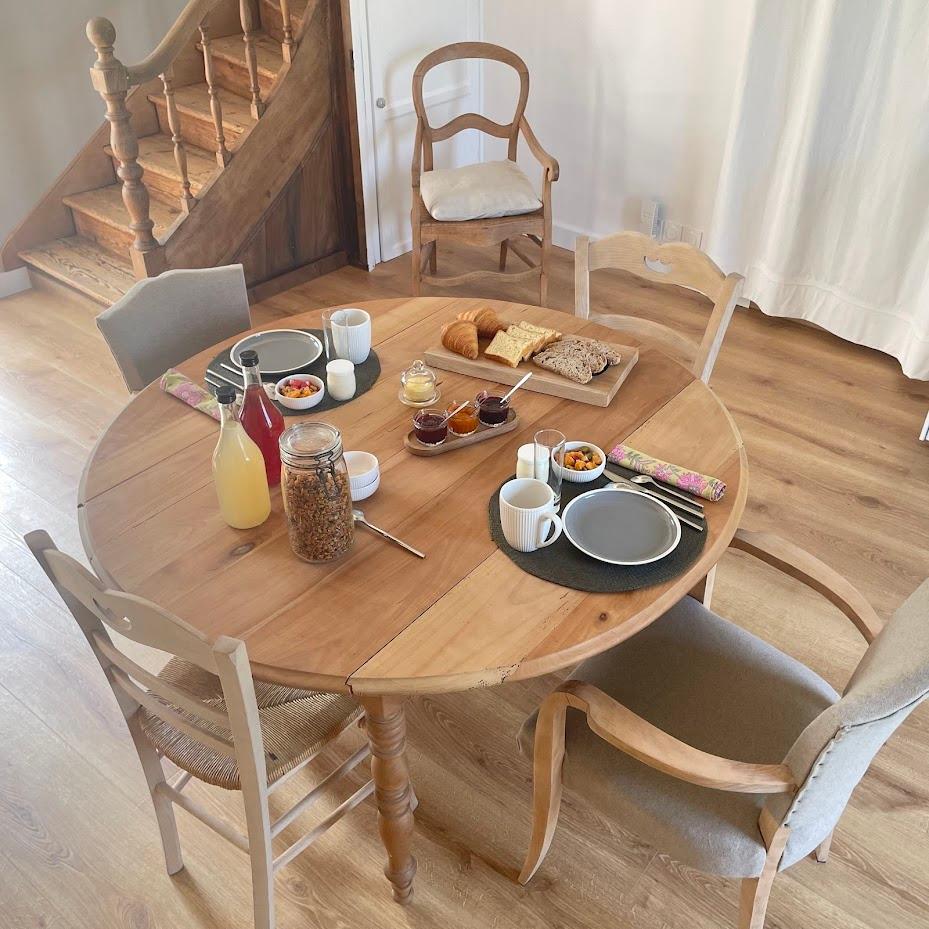Petit-déjeuner dans la salle à manger ou le jardin selon vos envies.