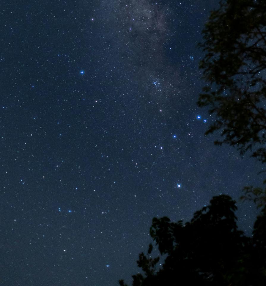 nous vivons sous un ciel étoilé exceptionnel, il suffit de sortir le soir, vous l'avez sous les yeux!