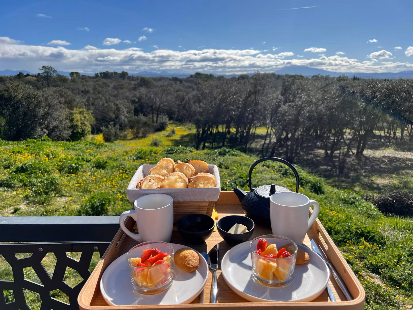 Petit déjeuner servi en terrasse ou dans notre pièce de vie.
