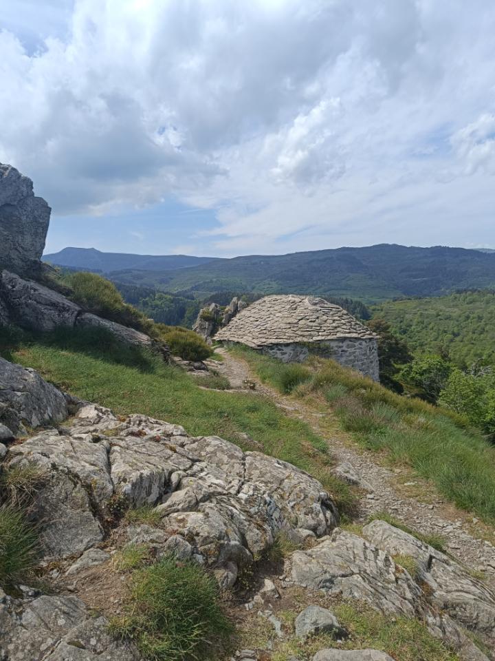 randonnées depuis le gite, de  nombreux chemins sont accessibles à proximité, dont un G.R