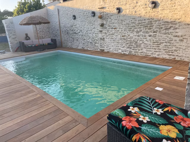 Piscine ouverte en saison