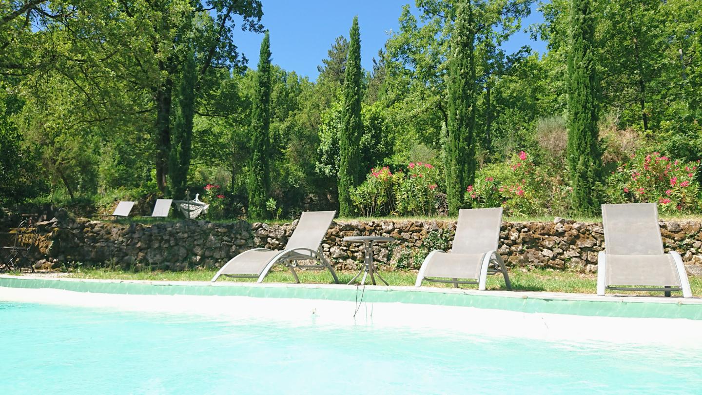 Piscine à débordement avec vue, dans un écrin de nature
