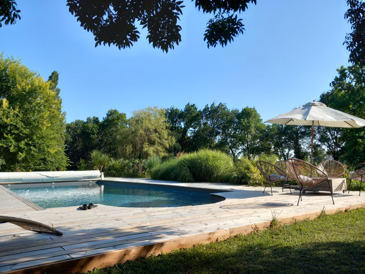 Piscine accessible de juin à septembre (voir les horaires).