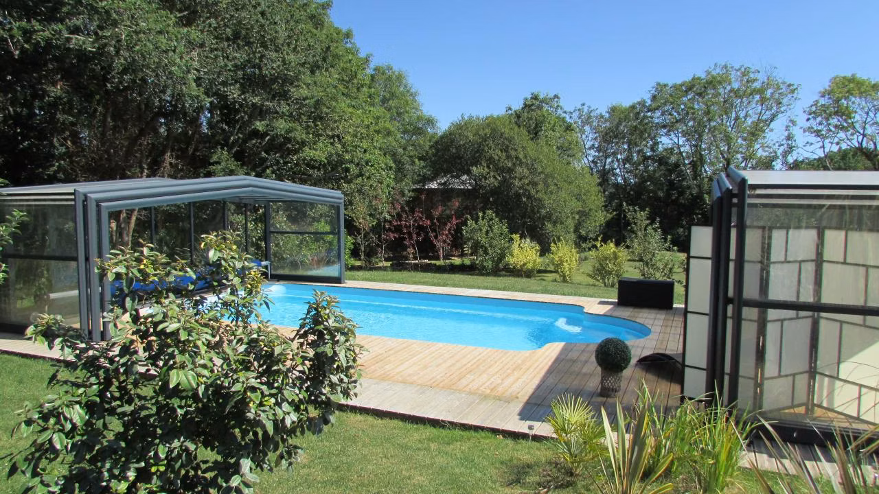 Accordez-vous des moments de détente au bord de la piscine.