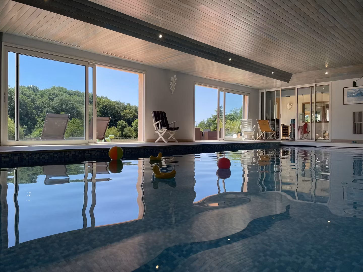 Piscine intérieure chauffée par énergie solaire