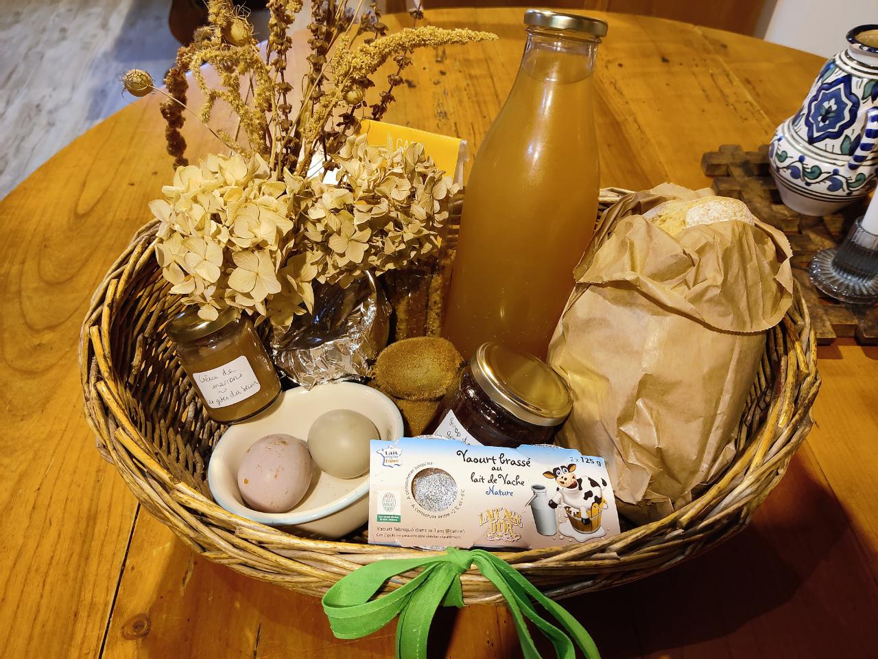 Panier petit déjeuner de produits locaux et de saison, modulable selon vos préférences !