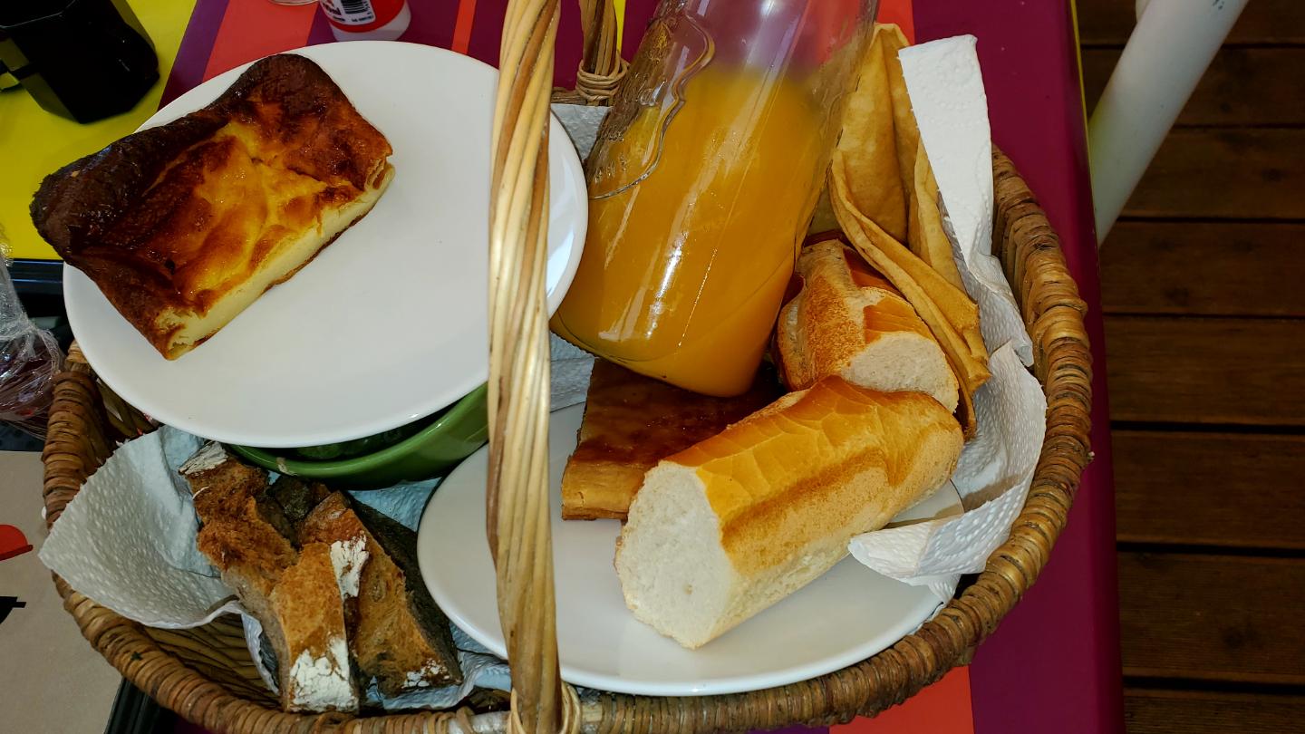 Petit -déjeuner sur commande préalable et contre 8 euros par personne