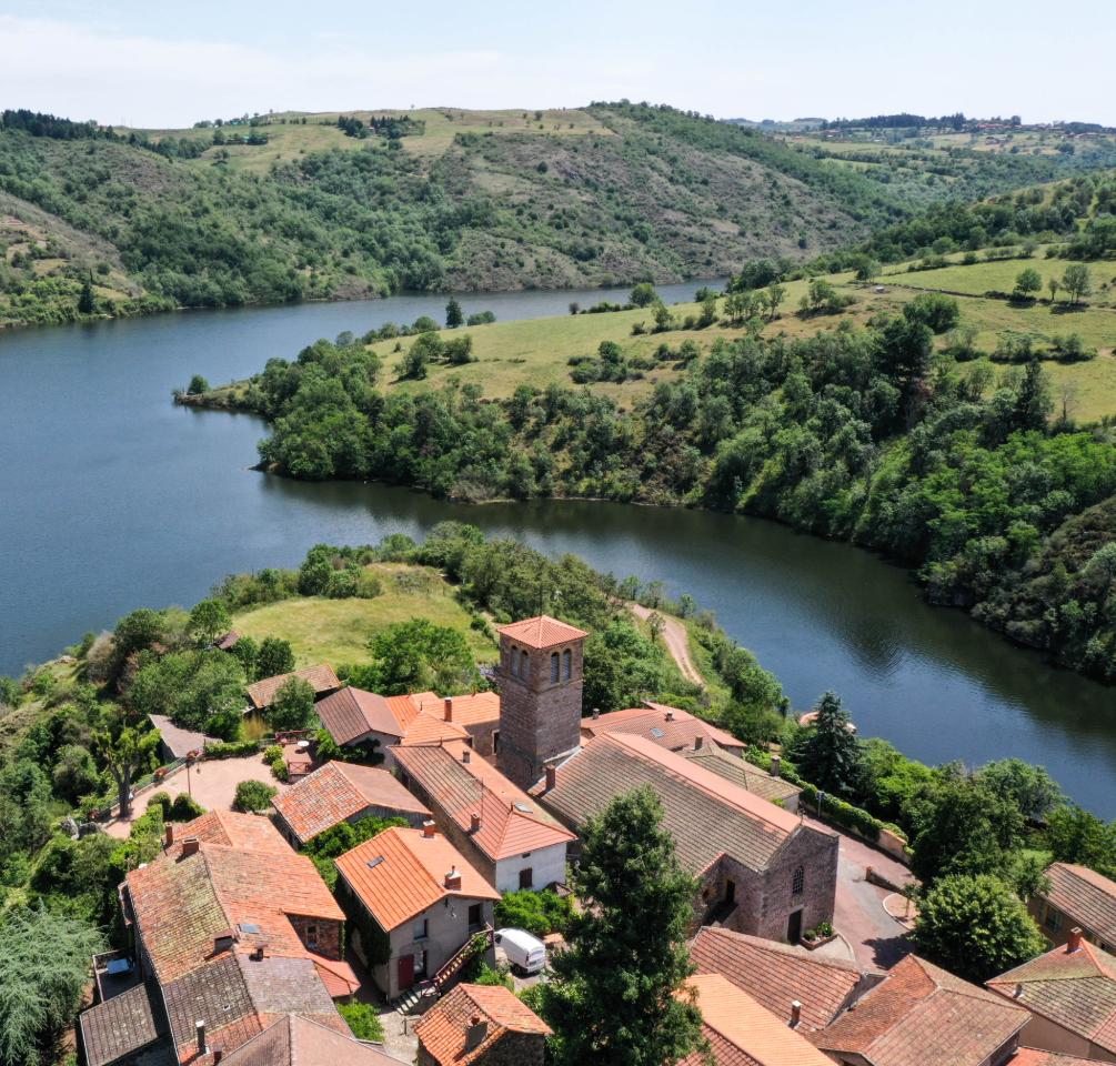 Village en bord de lac