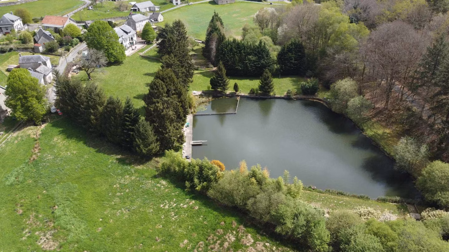 Etang avec carpes brochets et perches.