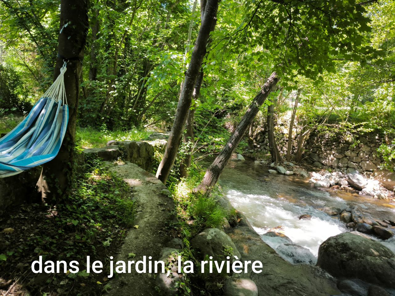 Au bord de la rivière la Castellane, vous serez bercé par le rythme le d'eau.