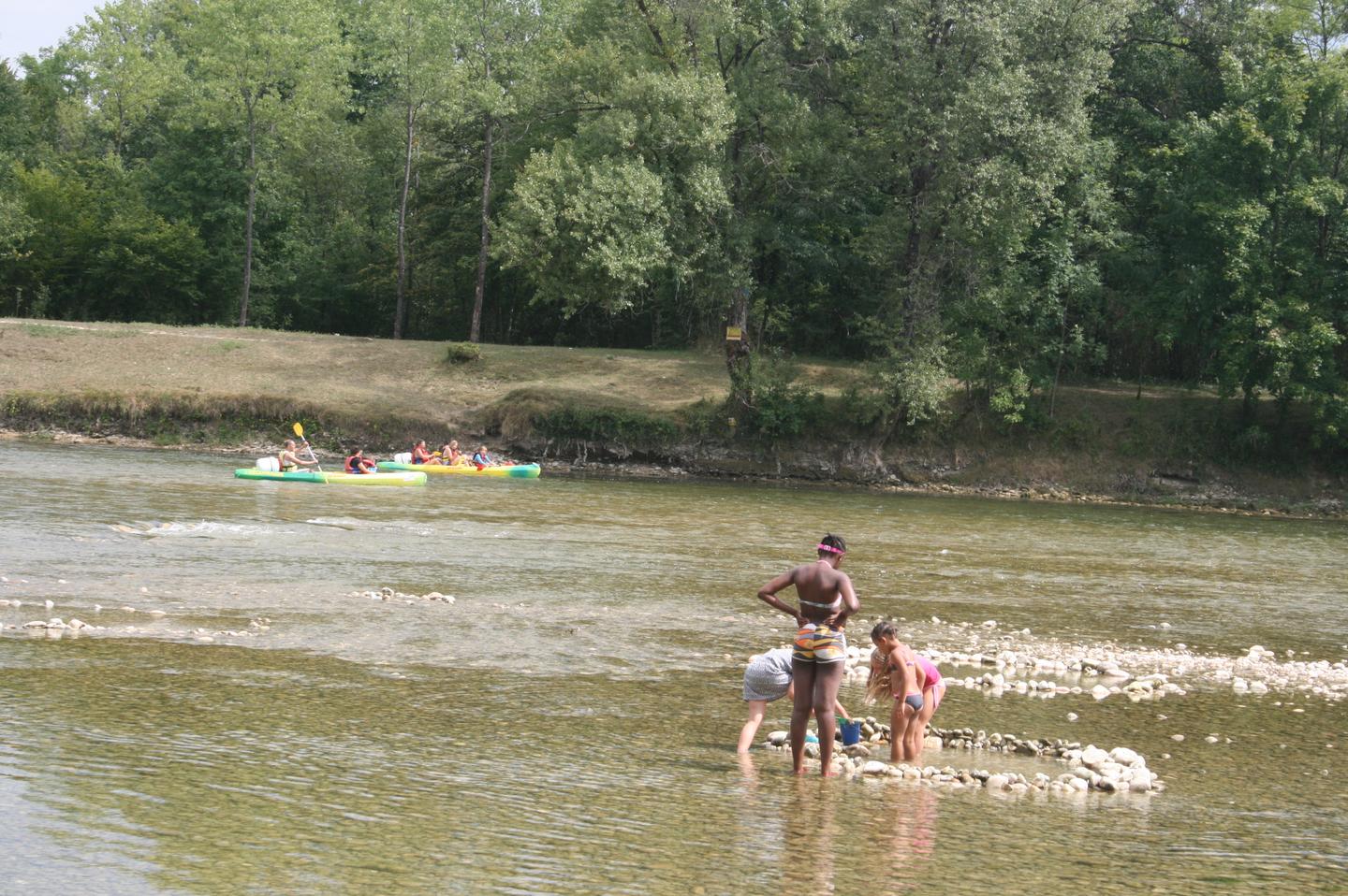 A deux cents mètres de la rivière d'Ain.