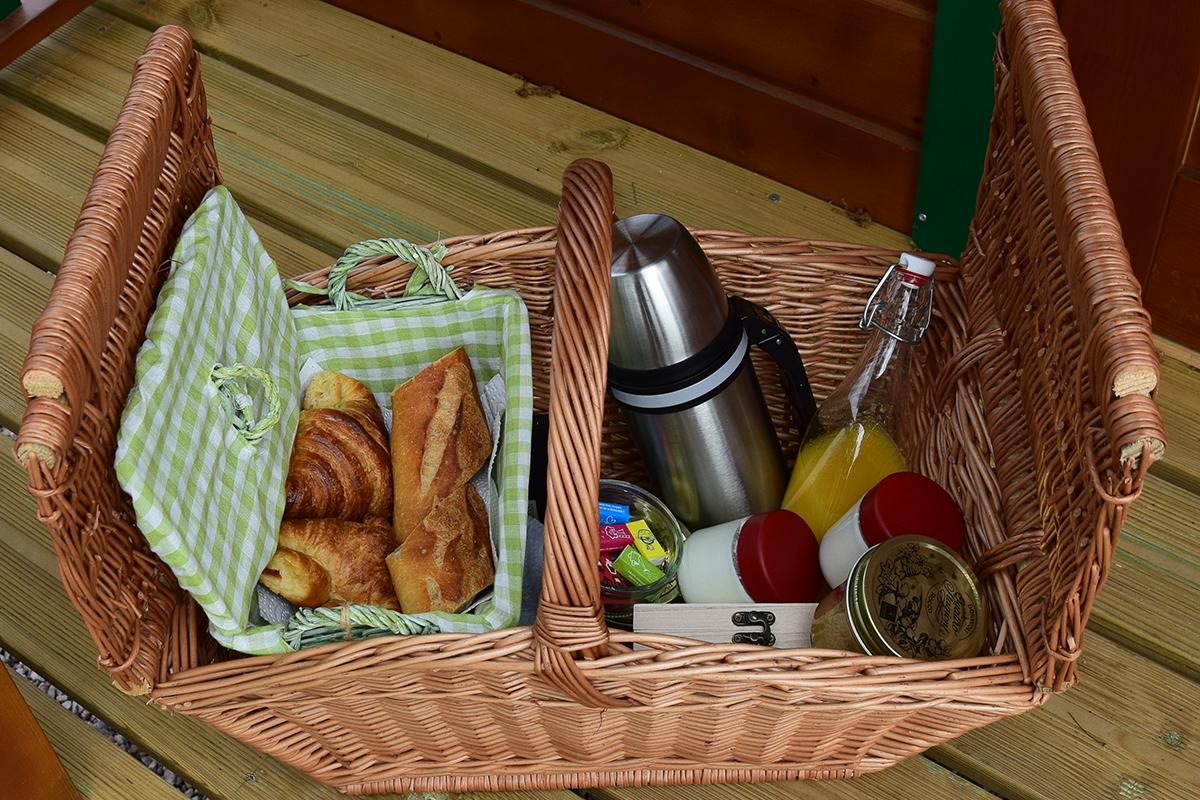 Petit-déjeuner en panier livré à la roulotte