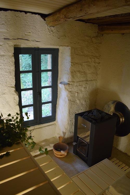 Tentez une expérience unique :  notre sauna finlandais chauffé au bois  avec vue sur les routoirs et la forêt