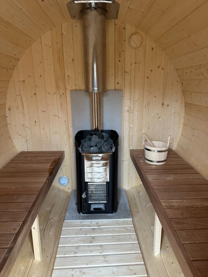 sauna tonneau chauffé au feu de bois
