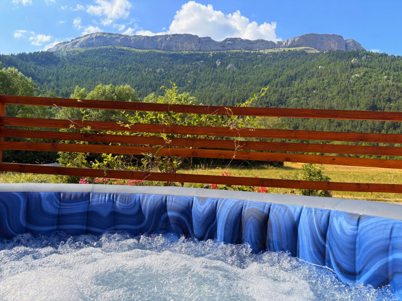 Jacuzzi au pied de la falaise de Céüse