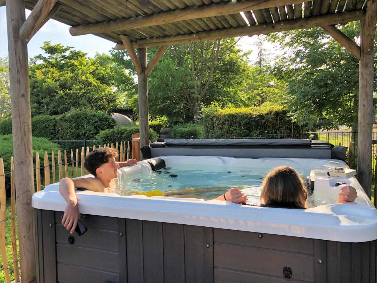 Un bain à remous installé en terrasse en plein air.