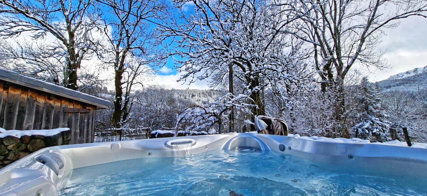 Spa extérieur avec vue sur la montagne de Bozat