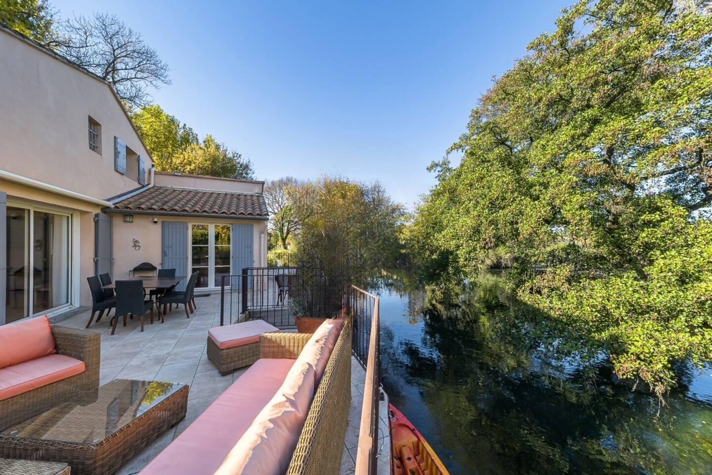 Les pieds dans l’eau, au bord de la Sorgue, ce lieu unique vous offre un art de vivre rare entre nature, sérénité et élégance.