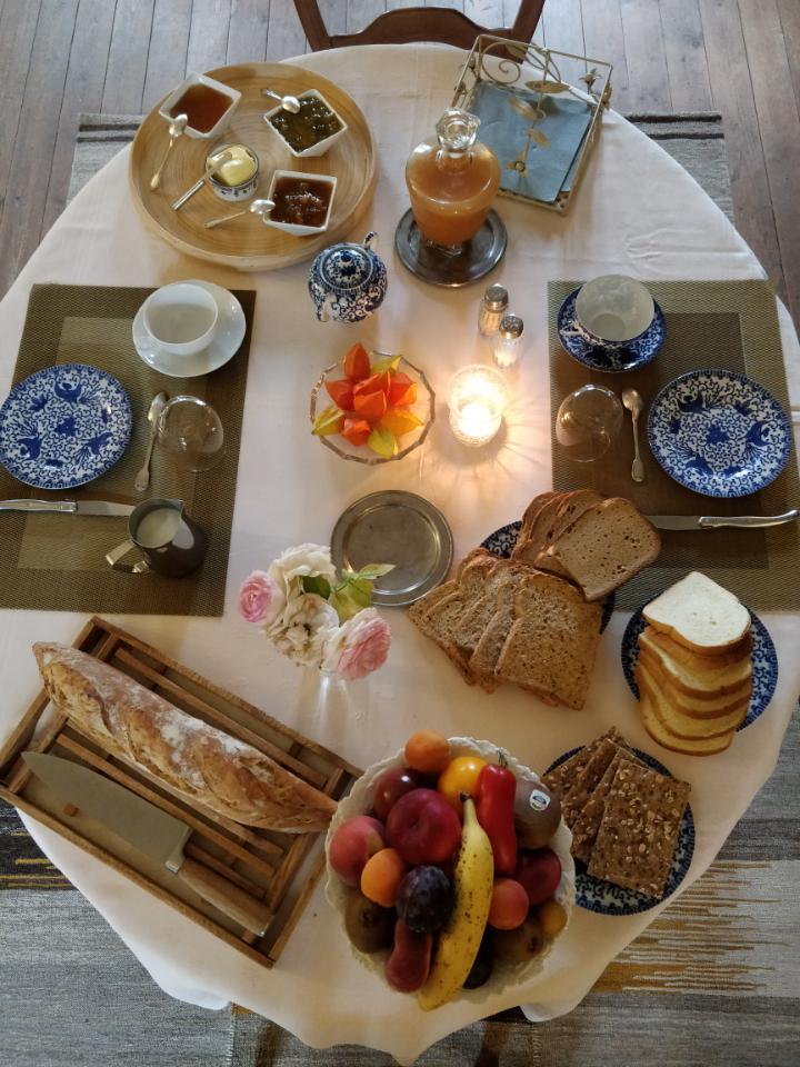 Petit-déjeuner maison élaboré avec amour...et avec des denrées fraiches majoritairement produites localement !