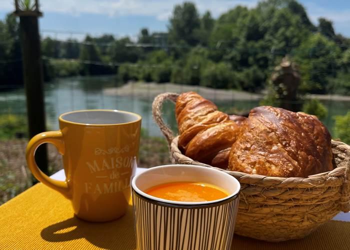 Petit-déjeuner chaud et local