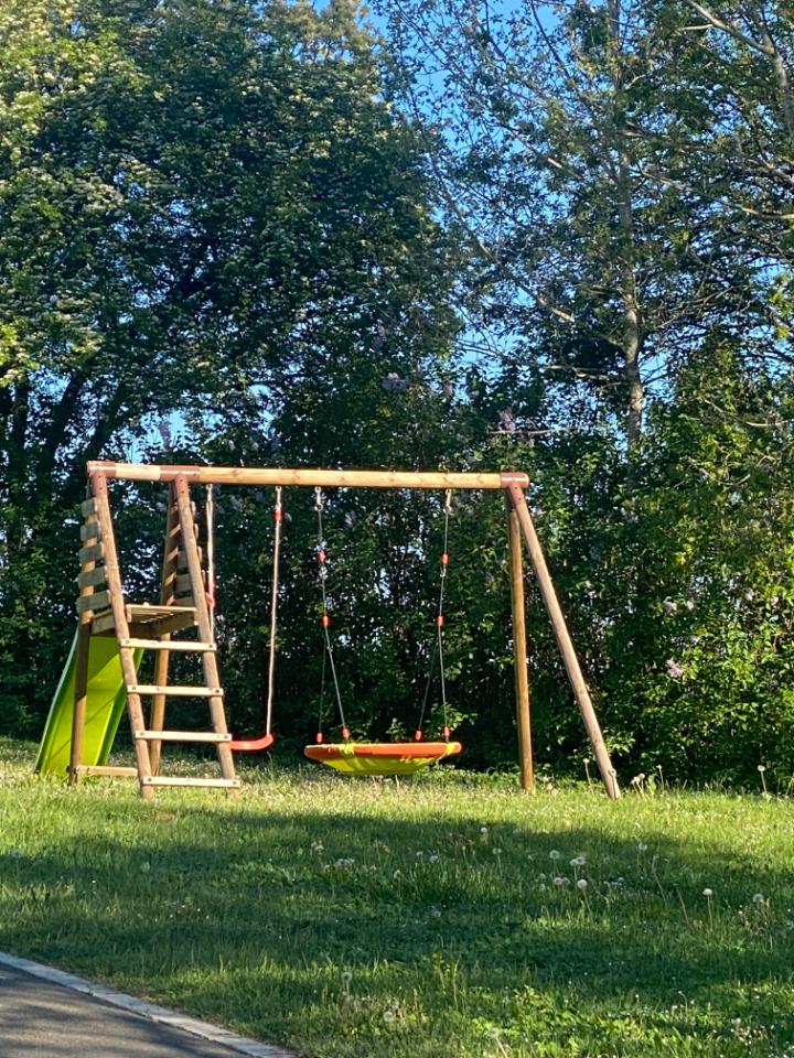 Toboggan et balançoire pour les petits
