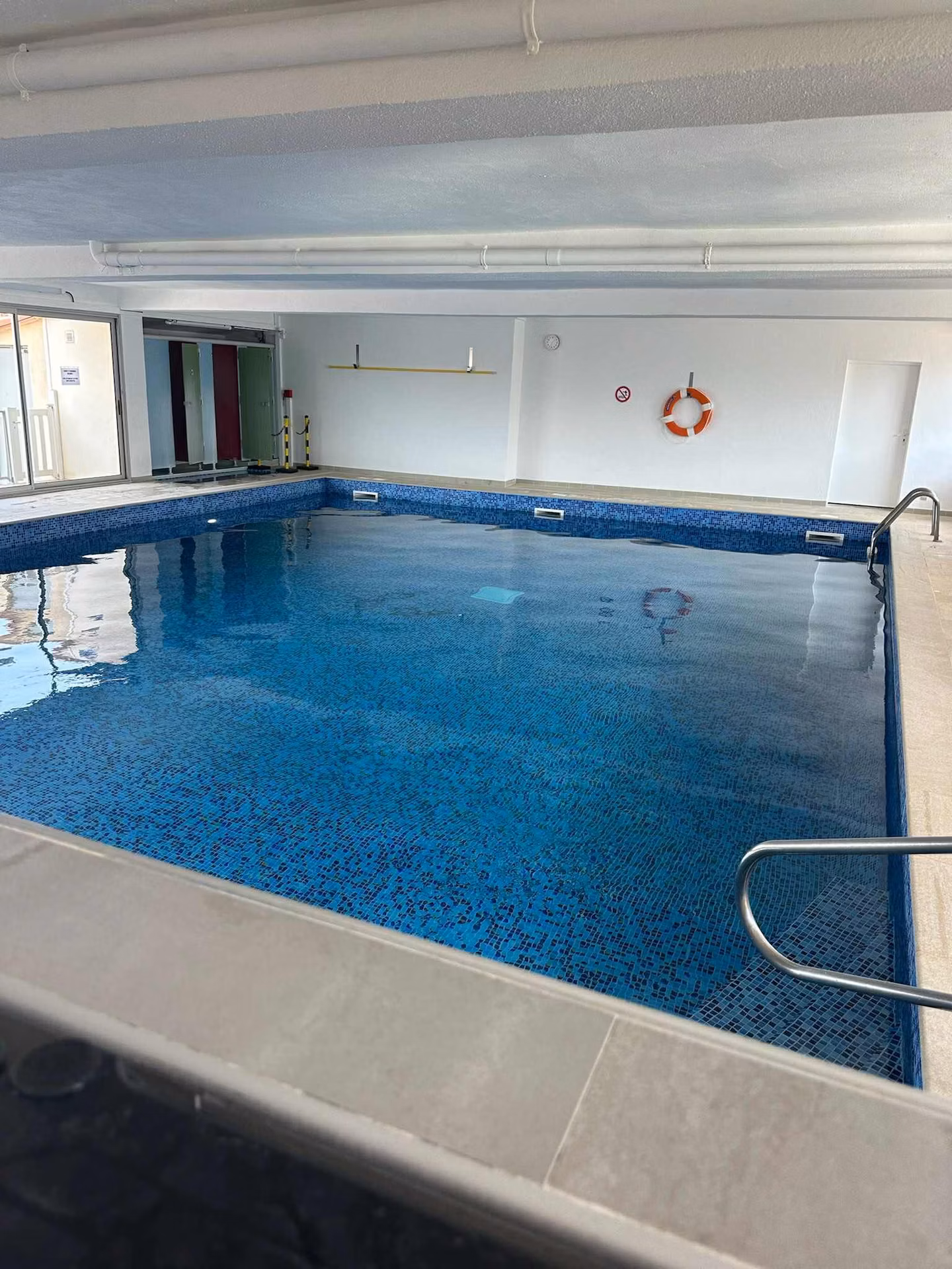 Une piscine d'intérieur située dans l'immeuble (partagée).