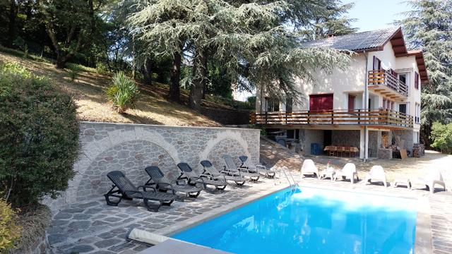 Logement GreenGo: Gîte villa Les Cèdres en Cevennes avec vue panoramique et piscine chauffée