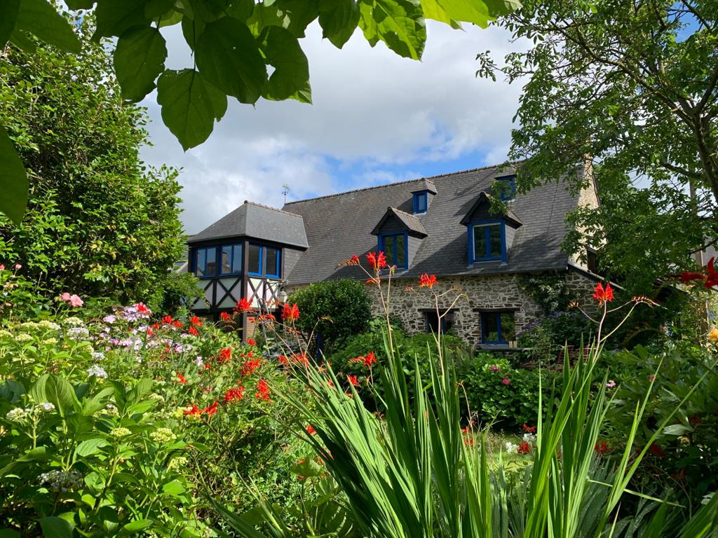 Maison en pierre dans son nid de verdure