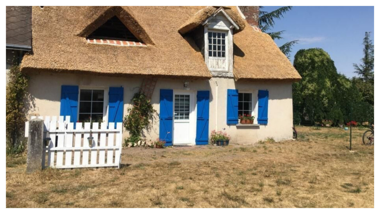 Chaumière avec la toiture en chaume