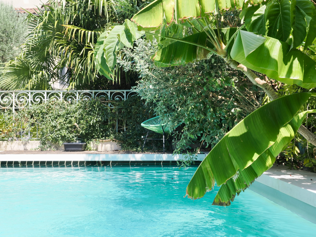Grande suite familiale 2 chambres & Sdb privative dans maison de charme avec vue jardin et piscine