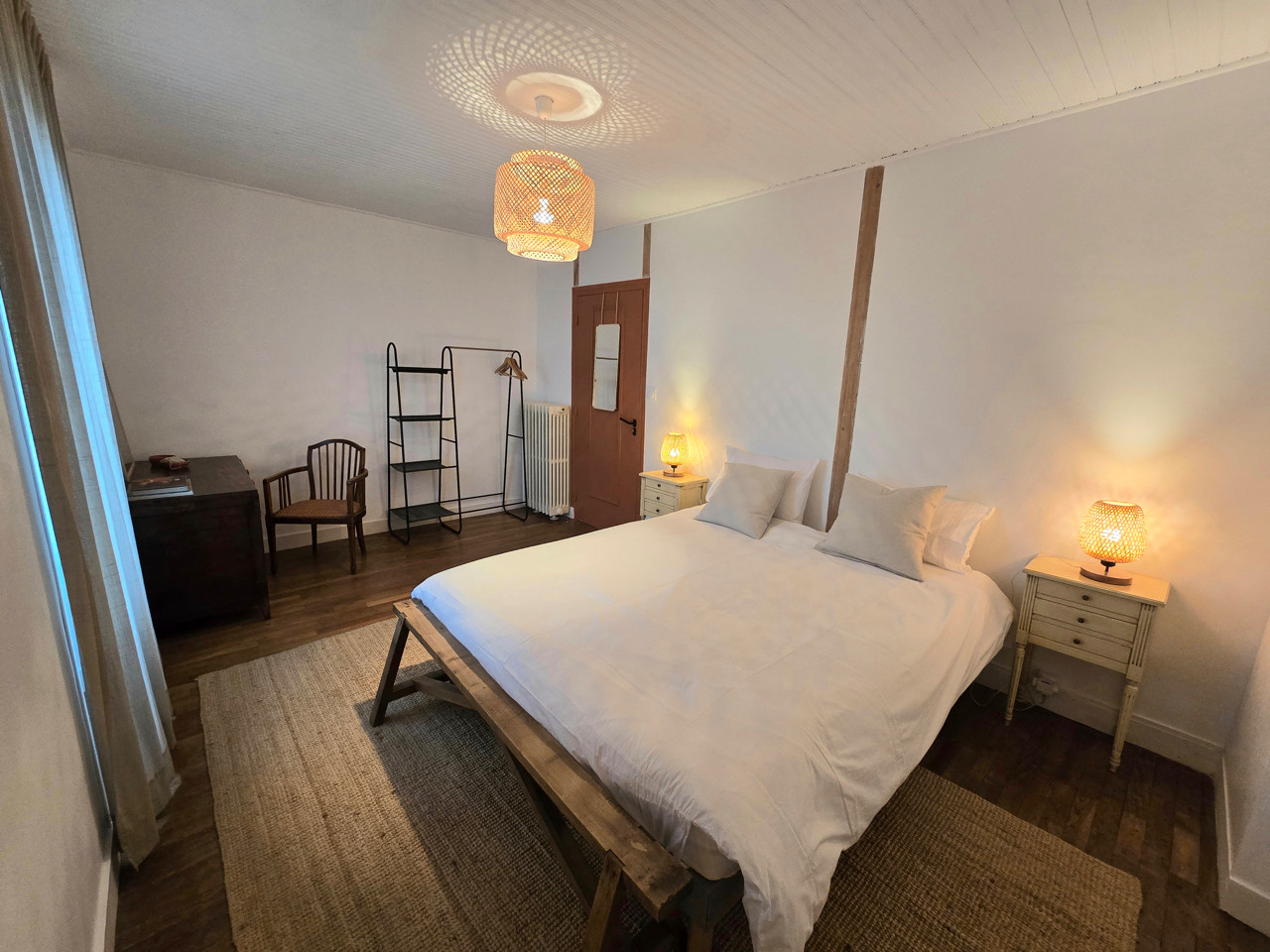 Chambre avec grand lit