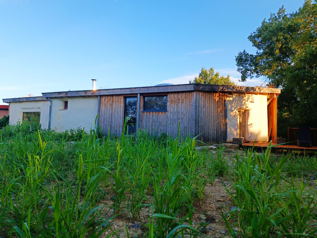 GreenGo Maison écologique en terre-paille: la nature au coeur ! Chambre paisible avec terrasse privative
