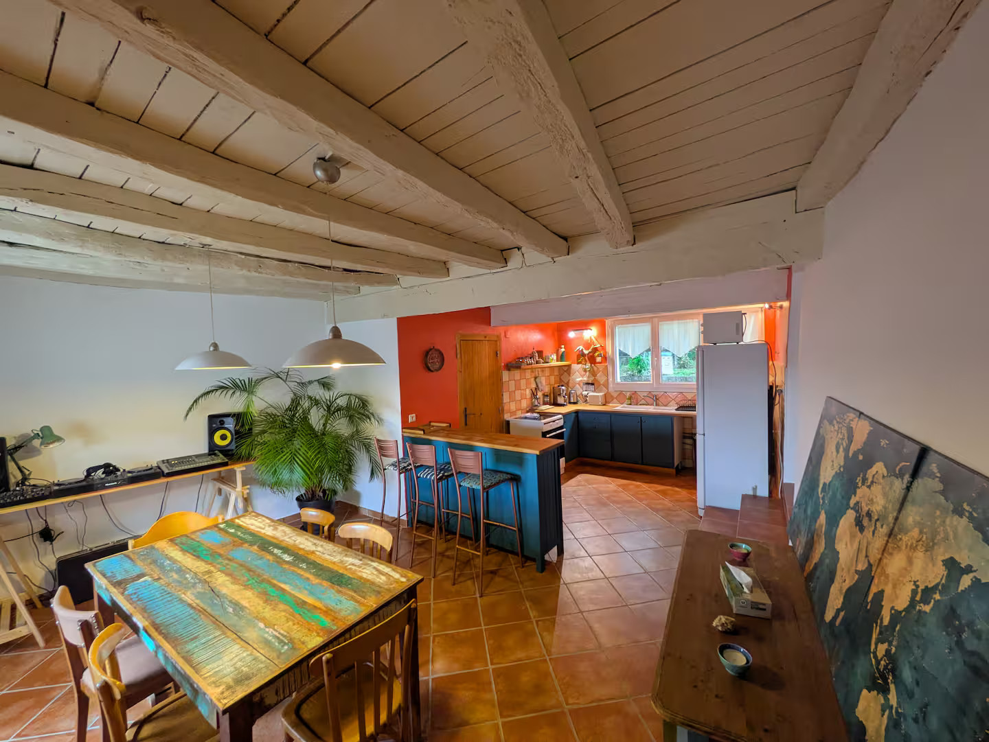 Maison en pierre avec vue et jardinet secret