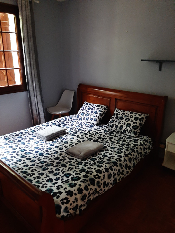 Chambre dans maison avec piscine