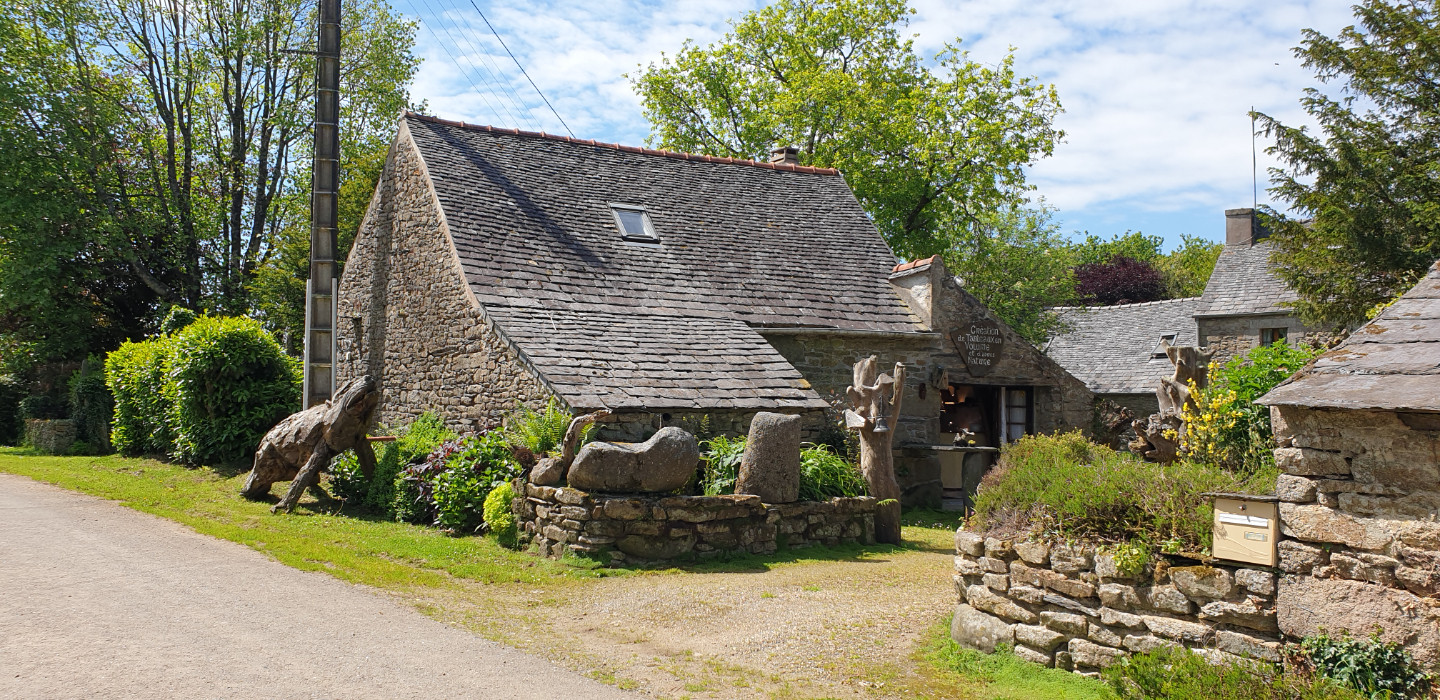 Maisonnette atypique au pied des monts d'Arrée.