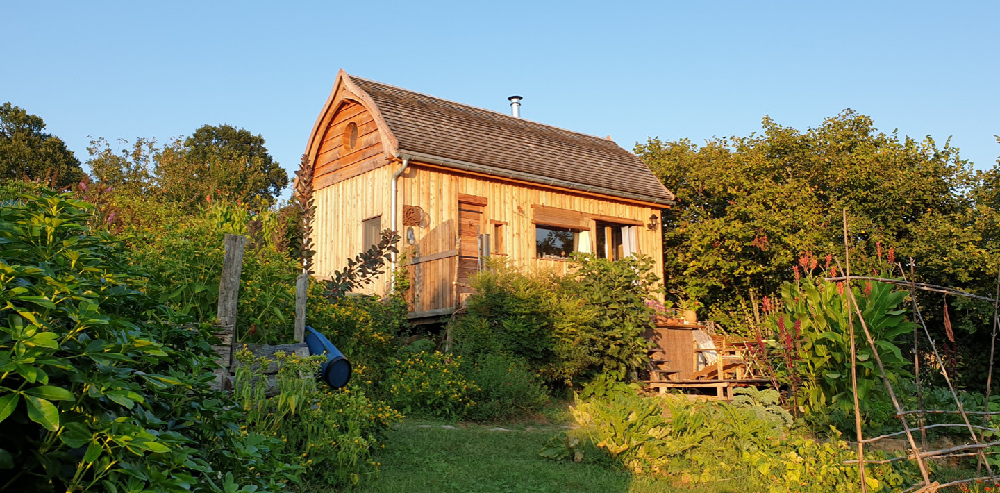 Jolie cabane dans un jardin