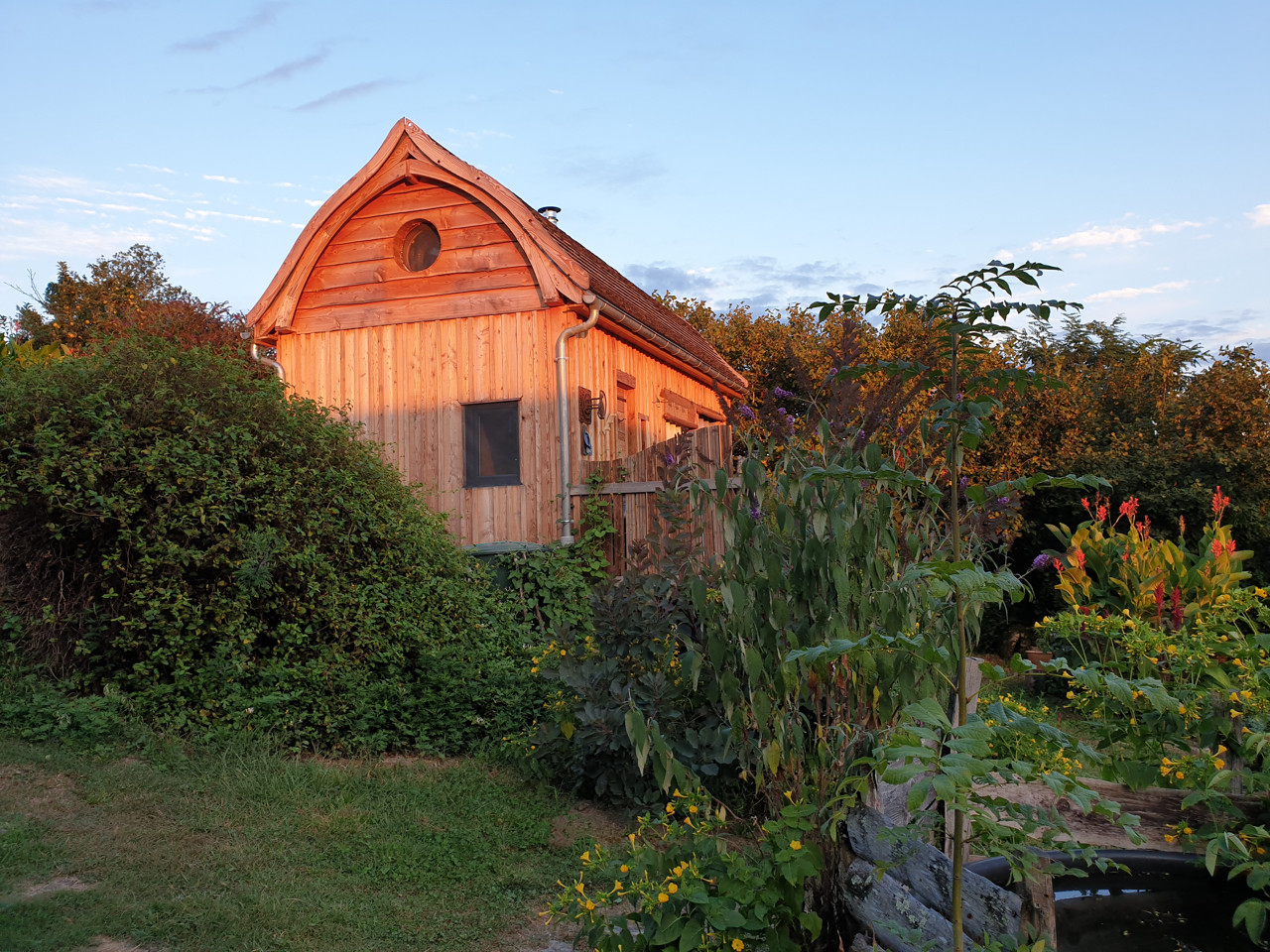 GreenGo Jolie cabane dans un jardin