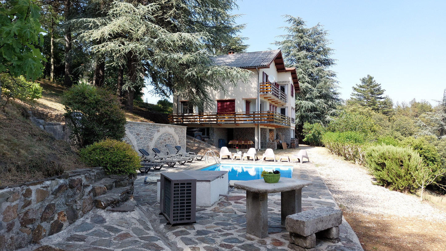 Hôte GreenGo: Gîte " Villa les Cèdres " en Cévennes avec vue panoramique et piscine chauffée
